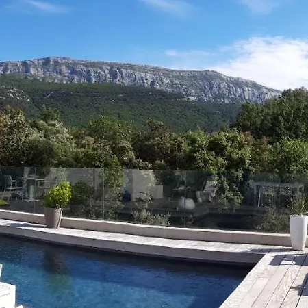 Magnifique Familiale Bed & Breakfast *